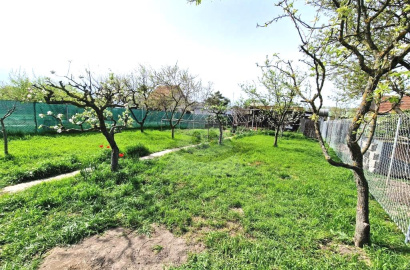 A well-kept garden with a cottage in the popular location of Tehelňa - Komárno