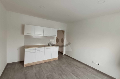 We offer for sale a completely renovated studio apartment