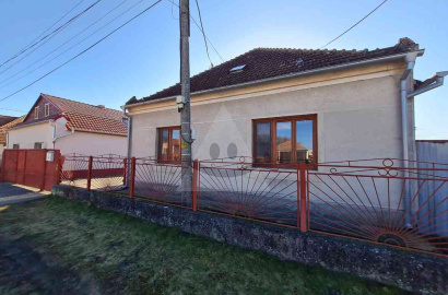 3-room family house with garage for sale in Okoč