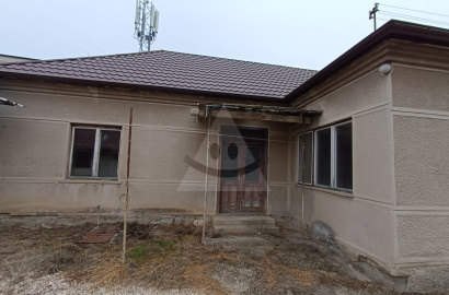 For sale family house + business building in the village of Chotín