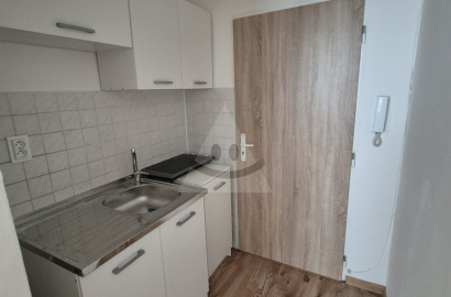 For sale renovated studio apartment in the 7th district of Komárno