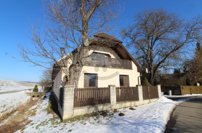 Family house with garden / 837 m2 / - Beluša