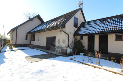 Family house with garden / 837 m2 / - Beluša