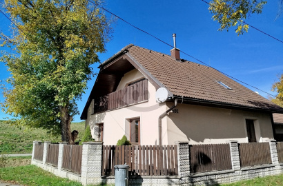 Family house with garden / 837 m2 / - Beluša