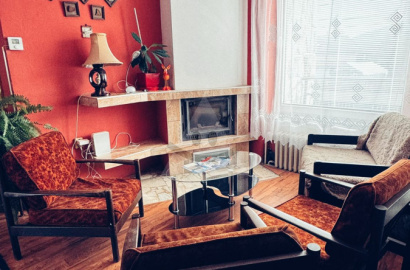 4-bedroom house with garage, covered parking and a beautiful garden in Podskalka