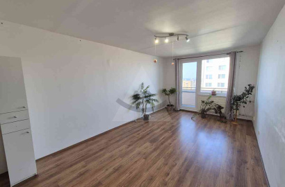 Spacious 2-room apartment with balcony in an excellent location in Komárno