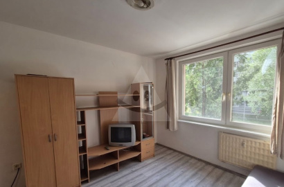 We offer for rent a studio apartment on Gazdovská Street in Komárno