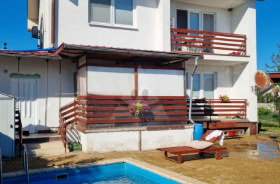 Large 4-bedroom family house with double garage and swimming pool