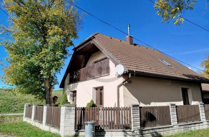 Family house with garden / 837 m2 / - Beluša