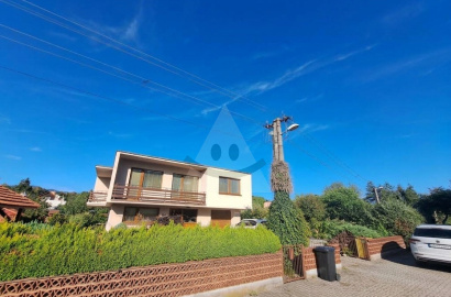 Family house with timeless architecture and a lovely plot – Liptovská Ondrašová